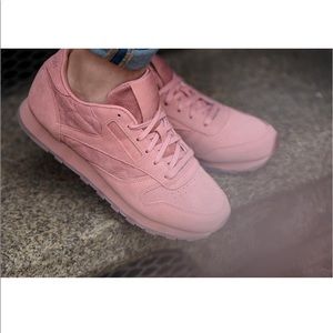 Rebooks classic in Sandy Rose